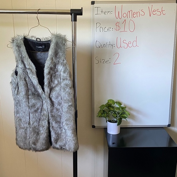 ASOS PETITE Women's Gray Wolf Faux Fur Vest. Size 2 - Picture 1 of 8